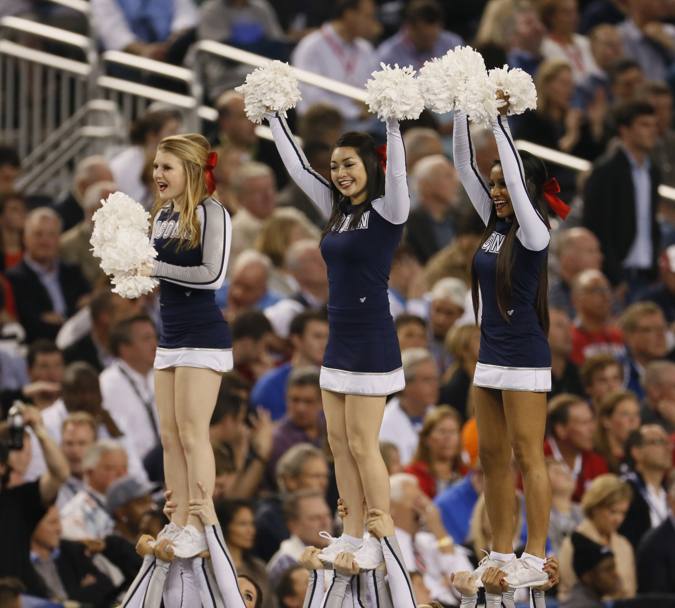 Cheerleaders dei Connecticut Huskies. Reuters